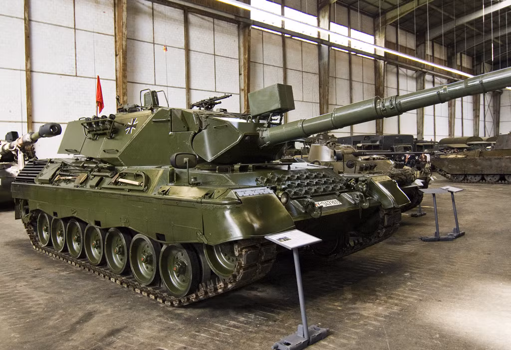 Tiếp theo là phiên bản Leopard 1A4 với số lượng 250 chiếc được sản xuất và chuyển giao từ năm 1974. Bề ngoài của 1A4 hệt như 1A3 , nhưng bên trong thay đổi ít nhiều khi được nâng cấp với hệ thống điều khiển hỏa lực bằng máy tính, hệ thống trinh sát EMES 12A1. Thêm vào đó, trưởng xe được trang bị riêng hệ thống trinh sát đêm độc lập PERI R12. Nguồn ảnh: Vitaly-Kuzmin