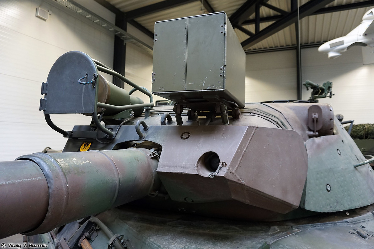 Bản 1A1A4 được nâng cấp thêm khí tài trinh sát hình ảnh ban đêm được lắp ở bên trên gốc pháo chính. Nguồn ảnh: Vitaly-Kuzmin