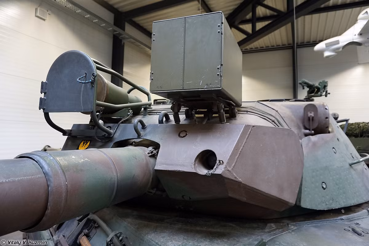 Bản 1A1A4 được nâng cấp thêm khí tài trinh sát hình ảnh ban đêm được lắp ở bên trên gốc pháo chính. Nguồn ảnh: Vitaly-Kuzmin