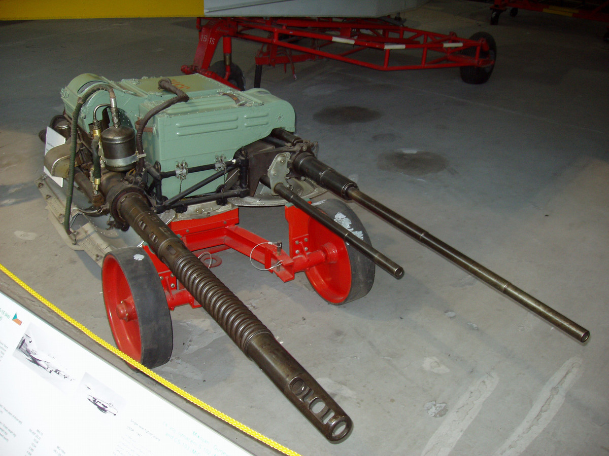 Cận cảnh bộ vũ khí từng là “tử thần” cho nhiều máy bay Mỹ trong chiến tranh Triều Tiên gồm cả “pháo đài bay” B-29. Bộ vũ khi này gồm hai khẩu pháo NR-23 cỡ 23m (160 viên đạn), một khẩu 37mm N-37 (40 viên đạn). Nguồn ảnh: Wikipedia