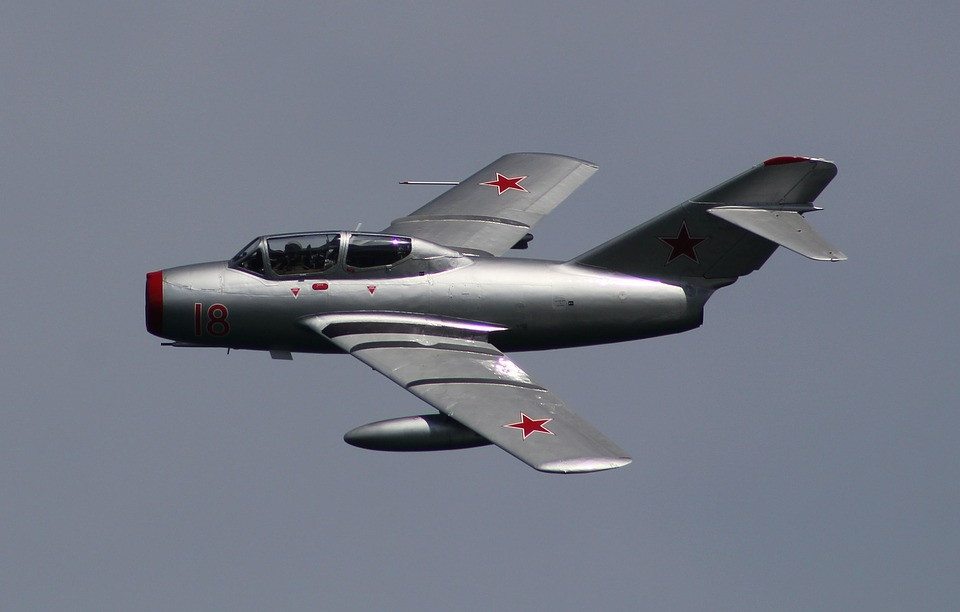 MiG-15UTI dùng chung khung thân phiên bản chiến đấu MiG-15 thường nên nó được trang bị động cơ turbojet Klimov VK-1 cho tốc độ bay tối đa cận âm 1.076km/h ở độ cao thấp và trên 3.000m là 1.107km/h, tốc độ hành trình 850km/h, tầm bay 2.520km, trần bay 15.500m, tốc độ leo cao 51,2m/s. Nguồn ảnh: Wikipedia