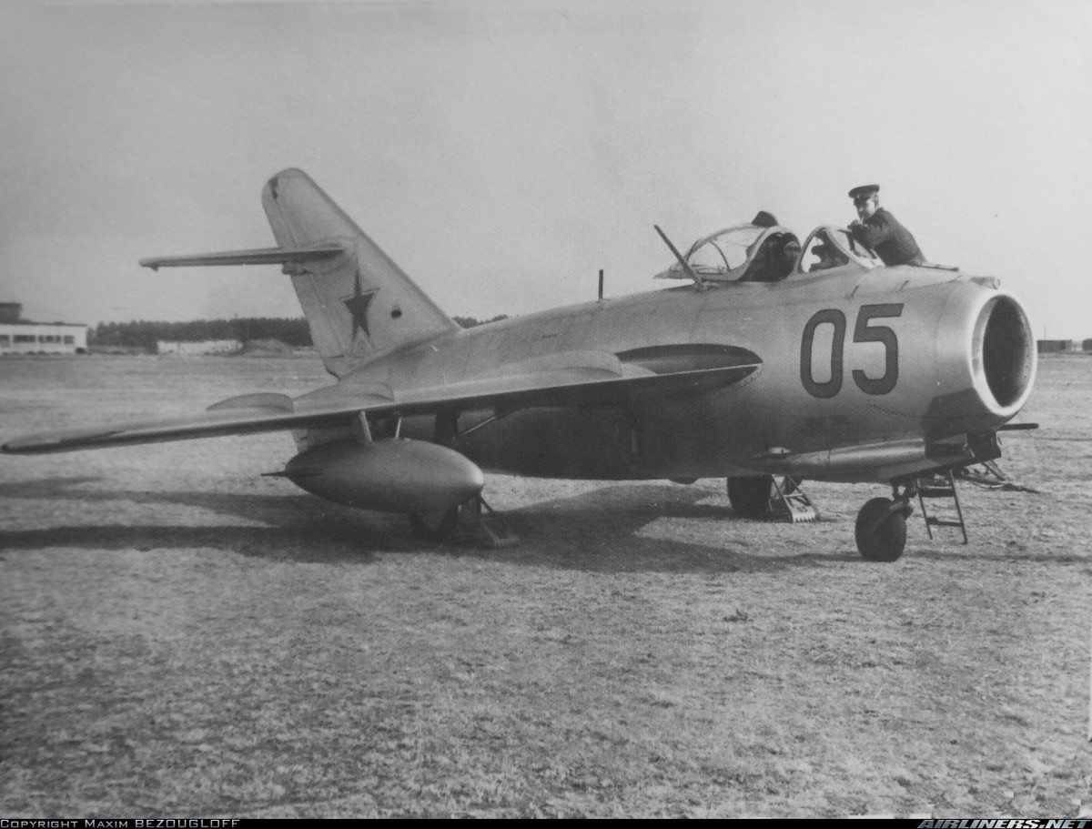 MiG-15 được đánh giá là một trong những tiêm kích phản lực thành công nhất trong lịch sử Liên Xô và thế giới. Hơn 13.130 chiếc đã được sản xuất tại Liên Xô và 4.180 chiếc được chế tạo ở Ba Lan, Trung Quốc... Nó có mặt trong trang bị khoảng 30-40 quốc gia trên thế giới. Thậm chí ngay cả Mỹ, những năm 1980 họ đã cố mua một vài chiếc MiG-15 phiên bản Trung Quốc để đánh giá. Nguồn ảnh: Airliners.net