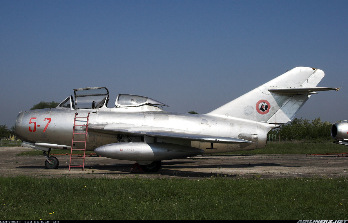 Đáng quan tâm, cũng có một số nguồn tin không chính thức cho rằng mẫu MiG-15UTI Việt Nam sử dụng thực ra là phiên bản do Trung Quốc sản xuất mang tên JJ-2. Cơ bản thì chúng giống hệt nhau, thậm chí dùng chung linh kiện bởi thời kỳ những năm 1950 Liên Xô giúp đỡ Trung Quốc nhiệt tình trong việc thiết kế máy bay chiến đấu nội địa. Nguồn ảnh: Wikipedia