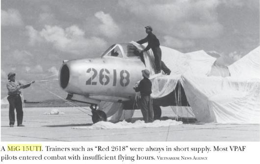 Theo tác giả cuốn sách "MiG Over North Vietnam: The Vietnam People's Air Force in Combat, 1965-1975", các phi công Việt Nam đã bắt đầu huấn luyện bằng MiG-15UTI từ cuối những năm 1950 tại Liên Xô, Trung Quốc. Phải tới tháng 12/1962, Liên Xô bắt đầu cung cấp cho ta một số lượng rất nhỏ các máy bay MiG-15UTI. Trong ảnh là các chiến sĩ của ta đang tiến hành phủ bạt che chiếc MiG-15UTI số hiệu "Đỏ 2618". Nguồn ảnh: Thông tấn xã VN