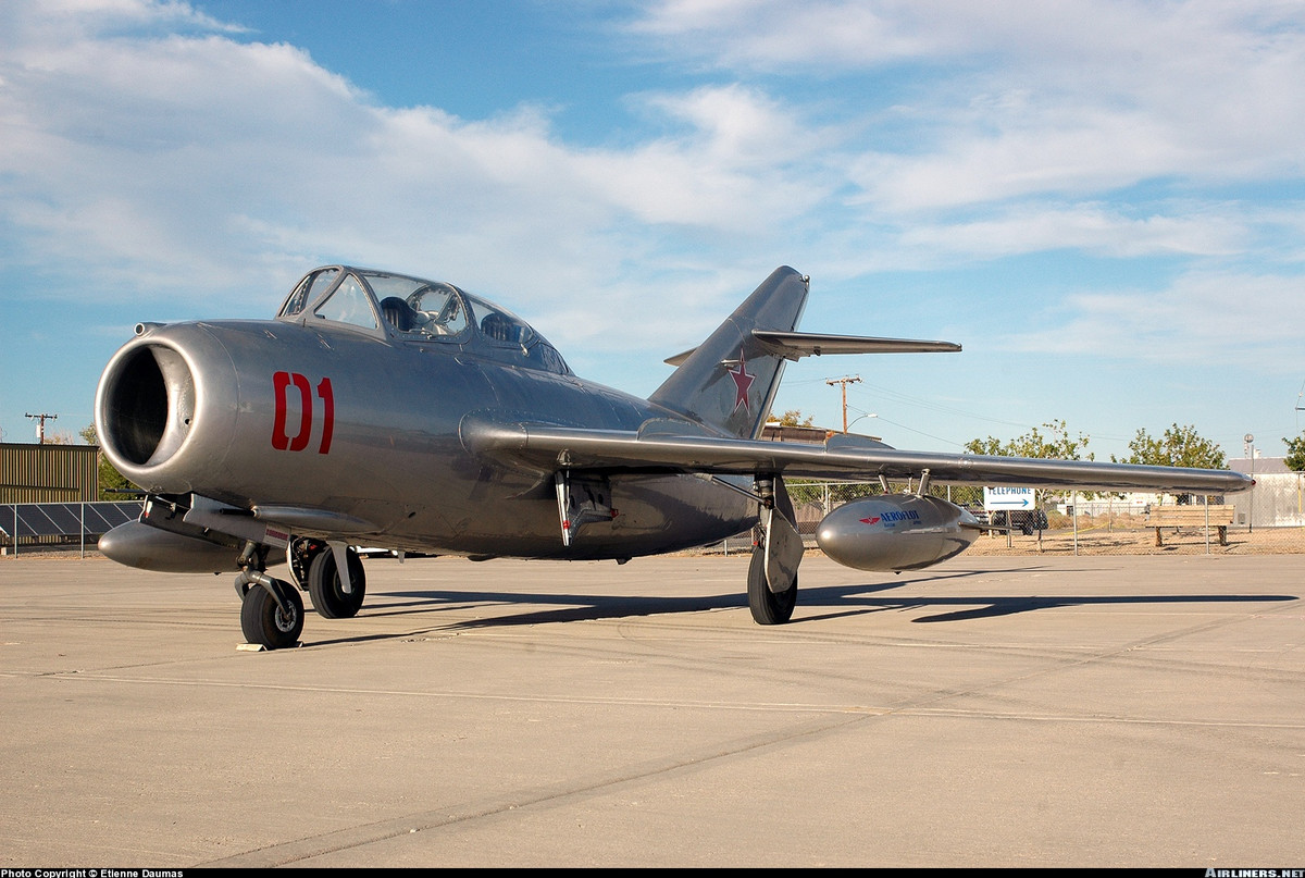 Liên quan tới MiG-15UTI, ngoài những chiến công vẻ vang trong chiến tranh Triều Tiên, chiếc máy bay này còn gắn liền với vụ tai nạn đang buồn. Ngày 27/3/1968, chiếc MiG-15UTI do Yuri Gagarin - người đầu tiên bay vào vũ trụ cùng phi công Serjogin lái đã gặp nạn vào lúc 10h31 phút sáng trong khu vực làng Novosjolovo cách thị trấn Kirzhach, tỉnh Vladimir 18 km. Thảm kịch đã khiến Gagarin hi sinh cùng đồng đội, khi đó ông mới 34 tuổi. Nguồn ảnh: Airliners.net