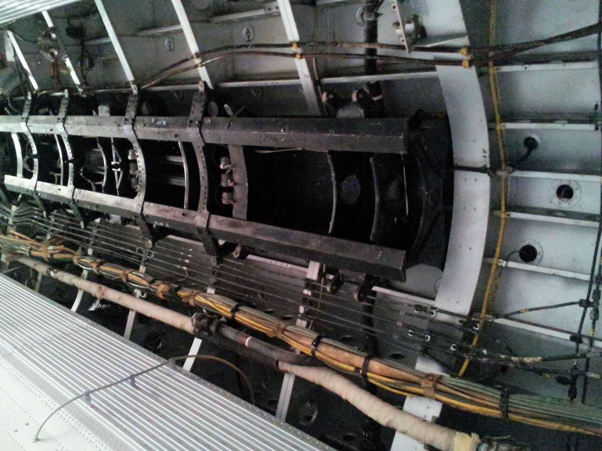 Máy bay được thiết kế với các giá treo bên ngoài cho phép mang bom, rocket hoặc pod súng máy. Khoang bom trong thân mang được tới 3,6 tấn bom tùy loại, cụ thể: tối đa 9 quả bom 227kg hoặc 6 quả bom 454kg hoặc 1 quả bom 1,8 tấn. Nguồn ảnh: Wikipedia