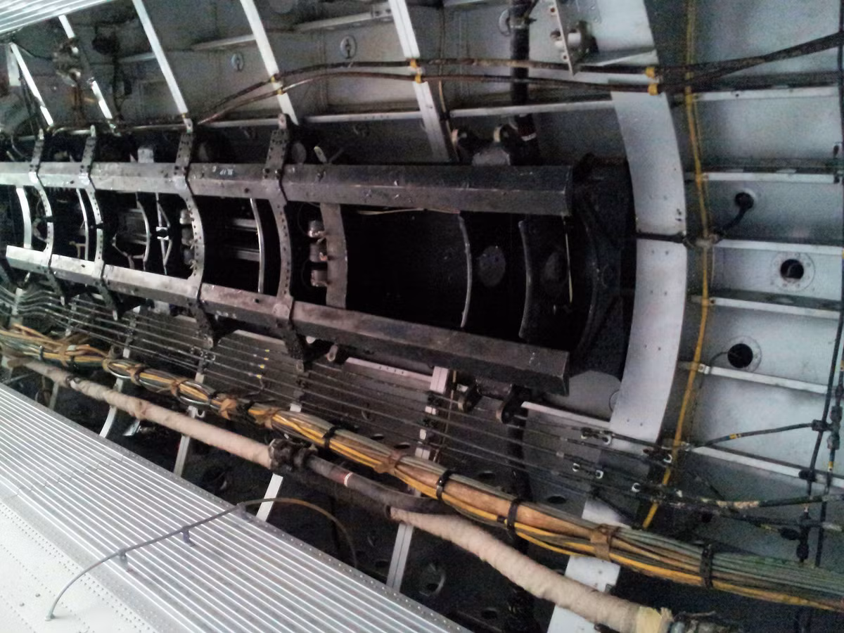 Máy bay được thiết kế với các giá treo bên ngoài cho phép mang bom, rocket hoặc pod súng máy. Khoang bom trong thân mang được tới 3,6 tấn bom tùy loại, cụ thể: tối đa 9 quả bom 227kg hoặc 6 quả bom 454kg hoặc 1 quả bom 1,8 tấn. Nguồn ảnh: Wikipedia