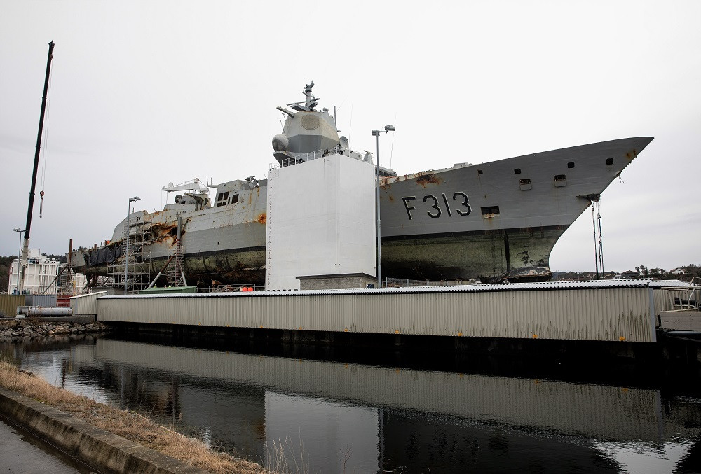 Sau một thời gian dài kéo về nhà máy sửa chữa hậu quả sau vụ tai nạn “kinh hoàng” khiến 1/3 thân tàu bị xé toạc, mới đây Na Uy đã “hoàn thành” việc “vá thân” tàu chiến Helge Ingstad. Nguồn ảnh: Naval News