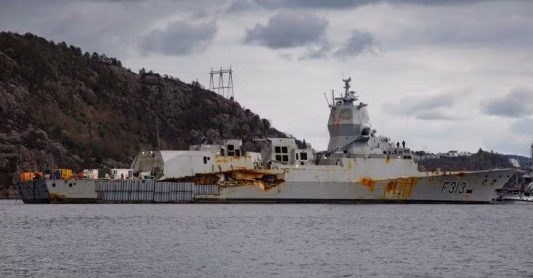 Tuy nhiên, trông vào vết vá của nhà máy Na Uy thì thật khó hiểu về công nghệ sửa chữa tiên tiến châu Âu. Vết vá theo một cách “nham nhở, xấu thậm tệ”, như kiểu ghép miếng thép vào để ngăn nước tràn. Dù cho nhờ vết vá con tàu có thể tự nổi, thế nhưng để đi biển trở lại thì không hề dễ dàng. Nguồn ảnh: Popular Mechanics