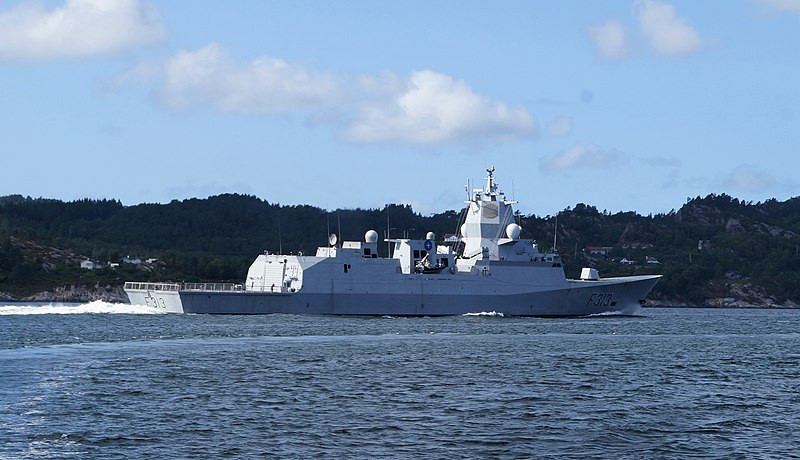 HNoMS Helge Ingstad là một trong 5 tàu hộ vệ lớp Fridtjof Nansen hiện đại nhất Hải quân Na Uy. Con tàu được khởi đóng ngày 28/4/2006, hạ thủy ngày 23/11/2007 và biên chế ngày 29/9/2009. Nguồn ảnh: Wikipedia