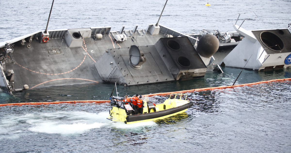 Nước từ từ dần xâm lấn vào chiếc tàu chiến trị giá hàng trăm triệu USD mà không cách gì cứu vãn. Nguồn ảnh: USNI News