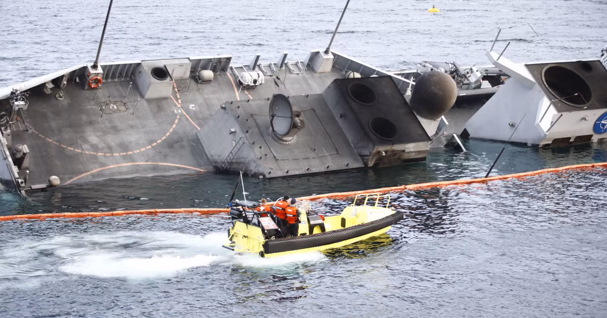 Nước từ từ dần xâm lấn vào chiếc tàu chiến trị giá hàng trăm triệu USD mà không cách gì cứu vãn. Nguồn ảnh: USNI News
