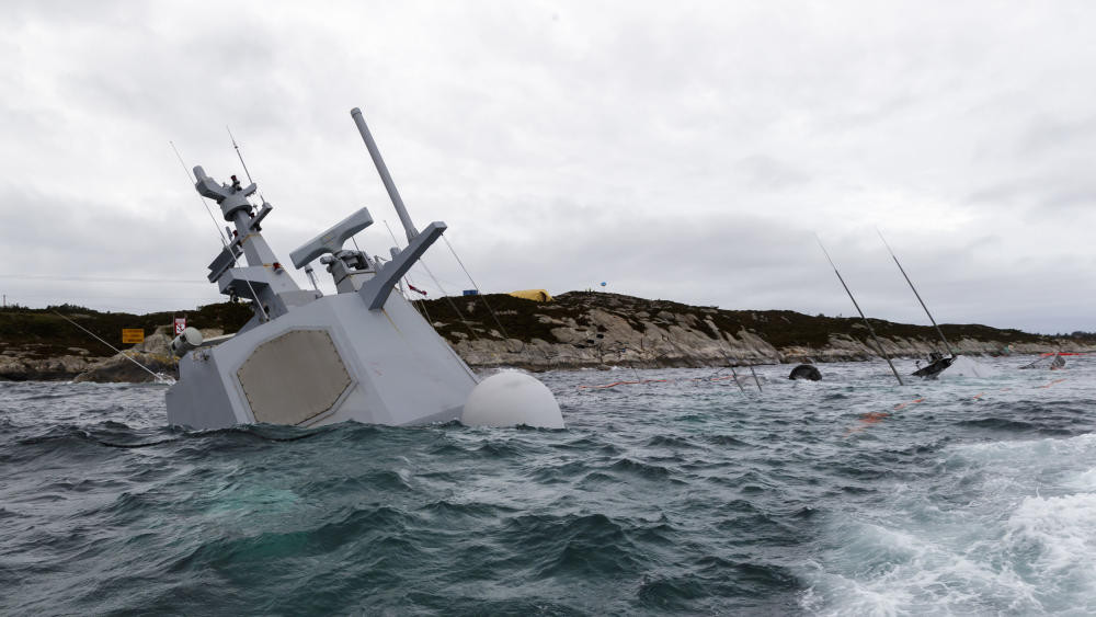 Sau vài ngày, Helge Ingstad chìm hẳn trong làn nước biển giá buốt, chỉ còn nổi lên phần cột buồm đặt hệ thống radar AN/SPY-1.Nguồn ảnh: Norway Today