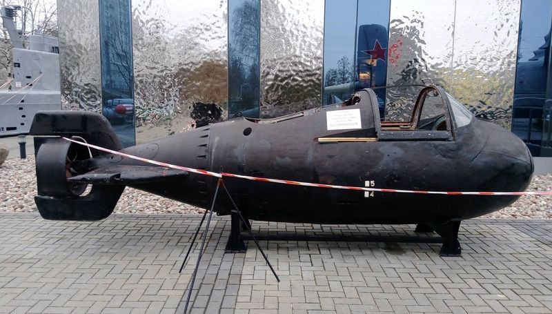 Do đó, tàu ngầm cỡ nhỏ thường được giao thực hiện các nhiệm vụ đặc biệt như tấn công vào bến cảng, rải mìn gần bờ và chuyên chở người nhái. Nguồn ảnh: Naval. 