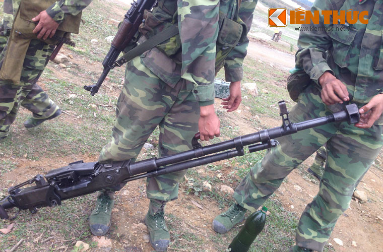 DShK 12,7mm tên thật là DShK 1938 (Đại liên Degtyarov-Shpagin kiểu 1938) do Liên Xô sản xuất từ năm 1938 tới 1946 với số lượng 1 triệu khẩu. Khẩu súng máy hạng nặng này bắt đầu xuất hiện ở Việt Nam giai đoạn 1953-1954 và được ta sử dụng rộng rãi kể từ chiến dịch Điện Biên Phủ 1954. Sau đó, nó tiếp tục phục vụ trong công cuộc bảo vệ Tổ quốc ta cho tới tận ngày hôm nay.