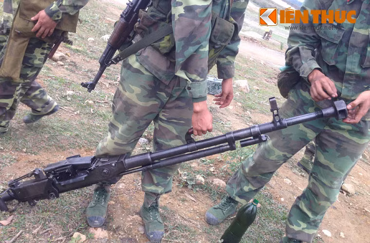 DShK 12,7mm tên thật là DShK 1938 (Đại liên Degtyarov-Shpagin kiểu 1938) do Liên Xô sản xuất từ năm 1938 tới 1946 với số lượng 1 triệu khẩu. Khẩu súng máy hạng nặng này bắt đầu xuất hiện ở Việt Nam giai đoạn 1953-1954 và được ta sử dụng rộng rãi kể từ chiến dịch Điện Biên Phủ 1954. Sau đó, nó tiếp tục phục vụ trong công cuộc bảo vệ Tổ quốc ta cho tới tận ngày hôm nay.