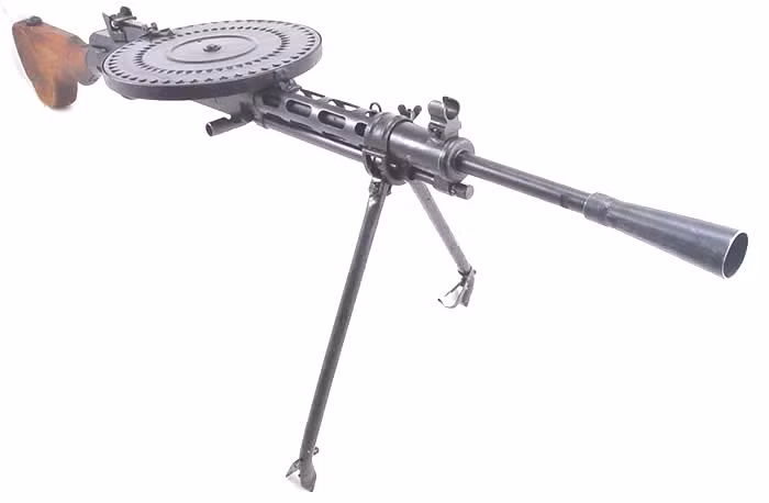 Ngoài DShK huyền thoại, Liên Xô cũng từng viện trợ cho Việt Nam sử dụng các khẩu súng máy hạng nhẹ Degtyaryov hay còn gọi là trung liên DP. Khoảng 795.000 khẩu được sản xuất từ 1928-1950. Loại này xuất hiện ở Việt Nam cuối giai đoạn kháng chiến chống Pháp. Nguồn ảnh: Pinterest