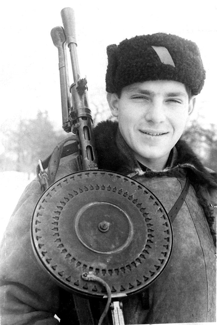 Súng máy DP nổi bật với băng đạn tròn đặt ngay trên thân súng chứa 47 viên đạn 7,62x54mmR, tốc độ bắn 550 phát/phút, tầm bắn hiệu quả 800m. Nguồn ảnh: Pinterest