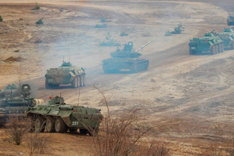 Theo các nguồn thông tin cũ, trang bị của Lữ đoàn 810 còn có các xe chiến đấu bộ binh BMP-1/2, pháo tự hành 2S1 hoặc 2S9, xe thiết giáp MT-LBT và một số khí tài trinh sát, cứu kéo công binh. Nguồn ảnh: Arms-Expo