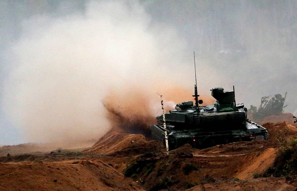 Pháo vẫn được tích hợp hệ thống nạp đạn tự động chứa 22 viên trong vị trí sẵn sàng bắn, tổng dự trữ đạn 43 viên. Ngoài pháo 125mm, T-90M còn có một khẩu 12,7mm được điều khiển hoàn toàn tự động. Nguồn ảnh: Wikipedia