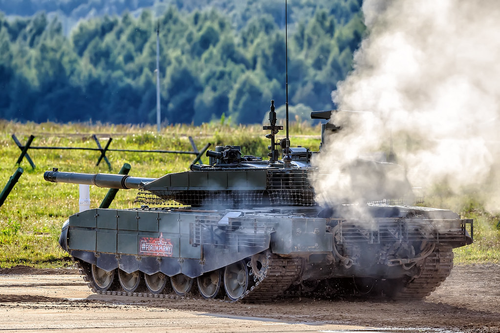 Đặc biệt, T-90M trang bị hệ thống điều khiển hỏa lực cùng các khí tài trinh sát hiện đại hơn trước cho khả năng tác chiến kiểu "hunter-killer" như hầu hết xe tăng phương Tây hiện nay. Hơn nữa, hệ thống bắm bám mục tiêu hoàn toàn tự động. So với T-90A, T-90M có hỏa lực chính xác tăng 15-20%. Nguồn ảnh: Wikipedia