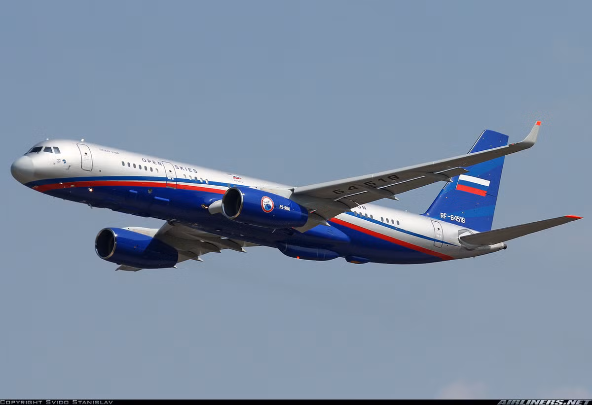 Mặc dù là một dòng máy bay thương mại, nhưng ngạc nhiên là Không quân Nga khá "ưa chuộng" Tu-214 khi đặt hàng sản xuất nhiều phiên bản đặc biệt. Ví dụ như Tu-214ON trang bị tổ hợp thám sát tối tân phục vụ cho Hiệp ước Bầu trời mở; Tu-214PU chỉ huy trên không; Tu-214SR chuyển tiếp liên lạc; Tu-214SUS chuyển tiếp thông tin cho Tổng thống Nga; Tu-214R trinh sát điện tử; phòng thí nghiệm bay Tu-214LMK... Nguồn ảnh: Airliners.net