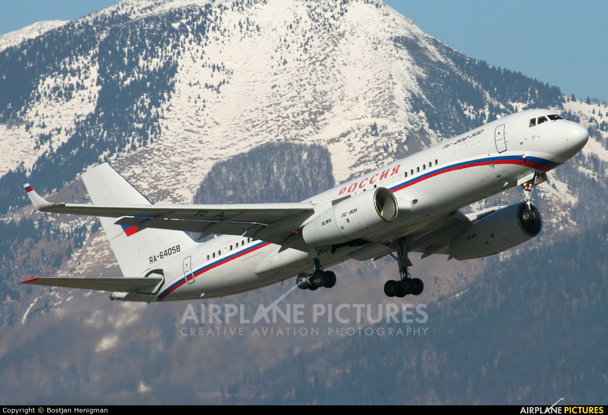 Tu-214 trang bị hai động cơ turbofan PS-90A cho tầm bay 4.300km, tốc độ bay tối đa 900km/h, tốc độ hành trình 850km/h, trần bay 12.000m. Nguồn ảnh: Airplane Pictures