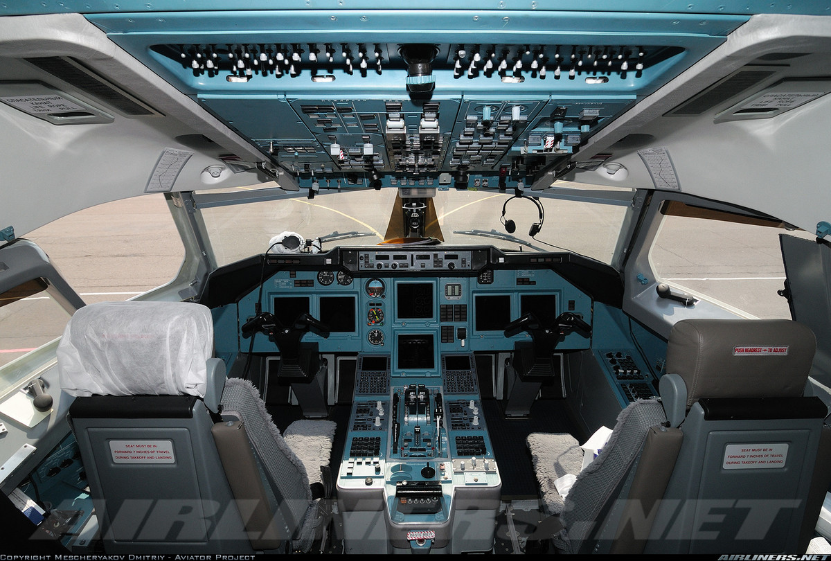 Cận cảnh cabin buồng lái Tu-214 trông rất hiện đại với nhiều màn hình LCD hiển thị. Nguồn ảnh: Airliners.net