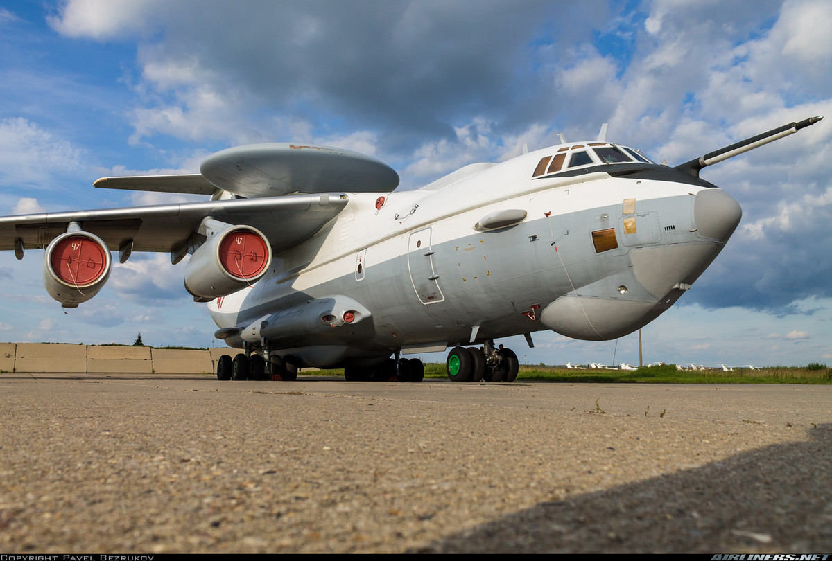 A-100 được chế tạo trên khung gầm máy bay vận tải Il-76MD-90A, mang theo radar Premier có thể phát hiện mục tiêu trên không ở cự ly 600km, tàu thuyền cách 400km. Nguồn ảnh: Airliners.net