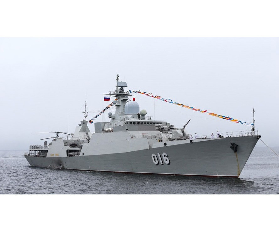 Trong câu chuyện thân tình với PV Báo Bình Định về ý nghĩa tên gọi của chiến hạm hiện đại mà mình đang làm nhiệm vụ, Chính trị viên Trịnh Trung Thành khẳng định: “Qua nghiên cứu tài liệu thì Hoàng đế Quang Trung - Nguyễn Huệ có tài huấn luyện mau chóng các tân binh thành chiến binh. Đặc biệt thủy quân Tây Sơn rất tinh nhuệ, thiện chiến, được đánh giá ngang với các hạm đội phương Tây hùng mạnh lúc bấy giờ. Do vậy, chỉ huy tàu sẽ thường xuyên giáo dục, khích lệ tinh thần cán bộ, chiến sĩ rèn luyện giỏi, sẵn sàng chiến đấu cao, xứng với uy danh của vị anh hùng áo vải cờ đào Quang Trung - Nguyễn Huệ; sự tin tưởng của Đảng, Nhà nước, quân đội và nhân dân”. Ảnh: Báo Hải Quân