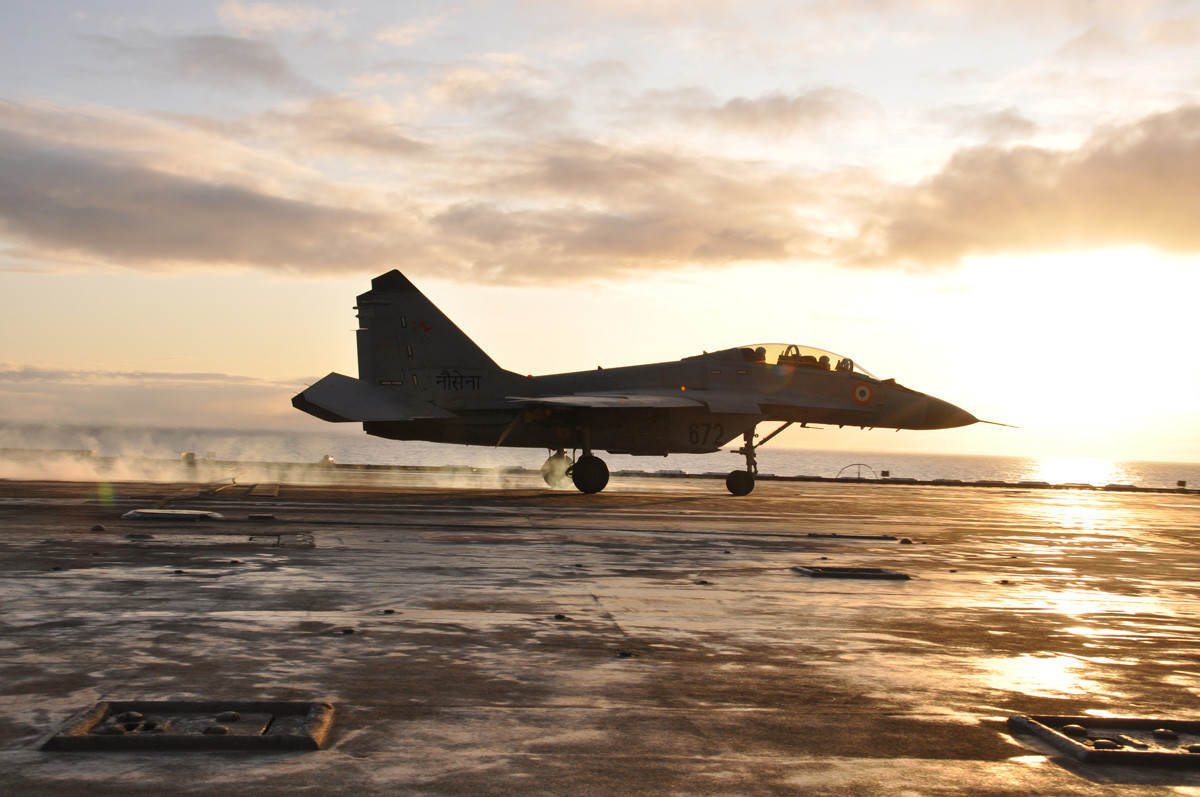 Tuy nhiên, hiện nay Su-33 hầu như đã không còn sản xuất và sắp hết niên hạn sử dụng, cho nên nếu trong khoảng 10-15 năm tới thì xem ra Hải quân Nga chỉ có một lựa chọn là MiG-29K cho các tàu sân bay. Nguồn ảnh: Wikipedia