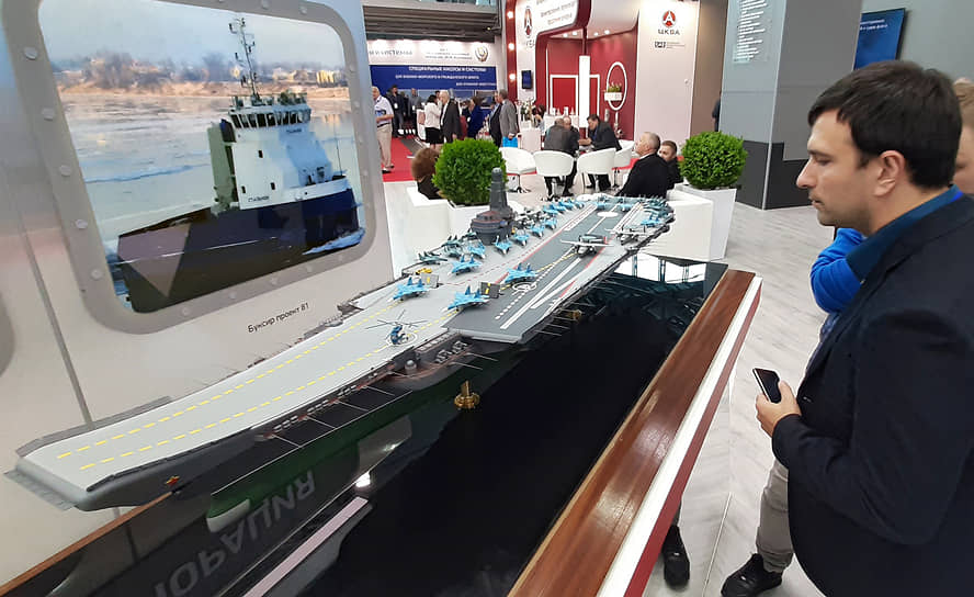 Đập vào mắt người tham quan triển lãm IMDS 2019, tàu sân bay Lamantin trông khá giống thiết kế cũ tàu sân bay Đô đốc Kuznetsov với boong phóng kiểu nhảy cầu, được làm dốc 12 độ. Tuy vậy, thiết kế tổng thể của nó được cho là khác biệt hoàn toàn so với hãng không mẫu hạm Liên Xô (cũ). Nguồn ảnh: Mil Today