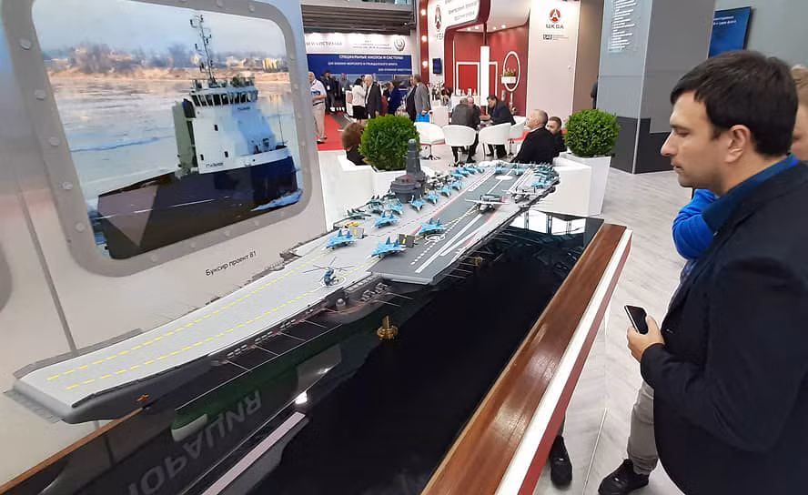 Đập vào mắt người tham quan triển lãm IMDS 2019, tàu sân bay Lamantin trông khá giống thiết kế cũ tàu sân bay Đô đốc Kuznetsov với boong phóng kiểu nhảy cầu, được làm dốc 12 độ. Tuy vậy, thiết kế tổng thể của nó được cho là khác biệt hoàn toàn so với hãng không mẫu hạm Liên Xô (cũ). Nguồn ảnh: Mil Today