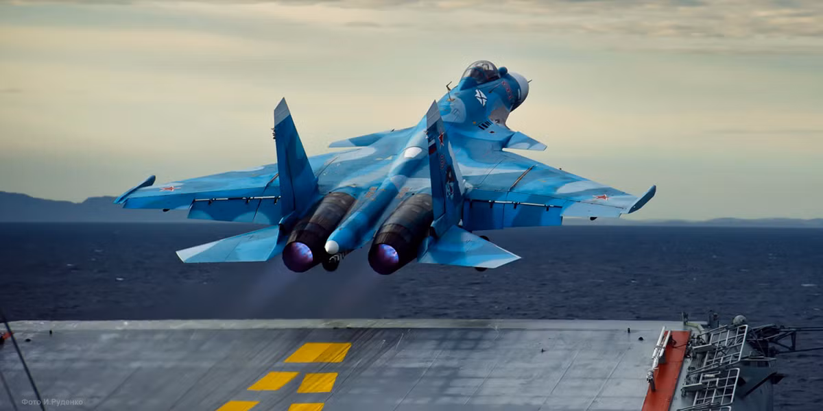 Dẫu vậy, với hệ thống phòng điện từ, những chiếc Su-33 có thể mang tối đa 7-8 tấn vũ khí. Bởi với kiểu phóng nhảy cầu hệ cũ, các máy bay tiêm kích hạm của Nga hầu như chỉ mang 2-4 tấn vũ khí để làm nhẹ trọng lượng, cất cánh thành công. Nguồn ảnh: Wikipedia