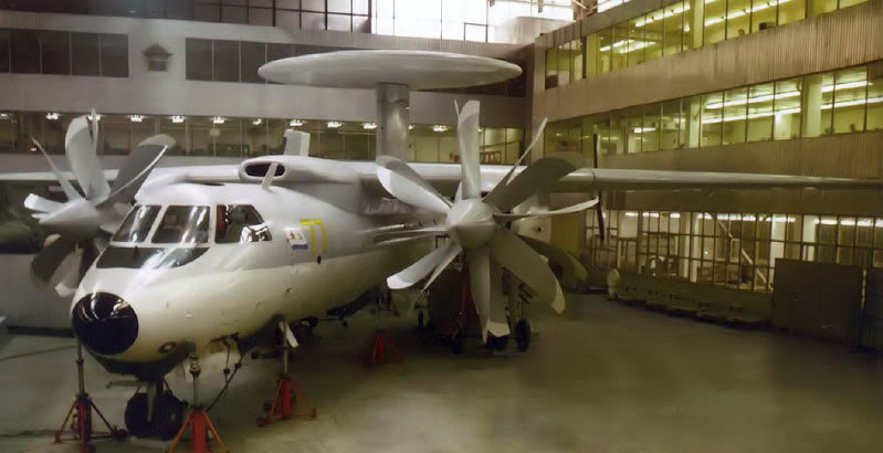 Về máy bay báo động sớm trên hạm, hiện nước Nga không có sở hữu loại này, nhưng dưới thời Liên Xô họ đã từng phát triển loại máy bay tương tự E-2C/D của Mỹ mang tên Yak-44. Thậm chí, đã có nguyên mẫu được thử nghiệm, nhưng rồi sự tan rã của Liên Xô đã khiến mọi chương trình hủy bỏ. Nguồn ảnh: reddit