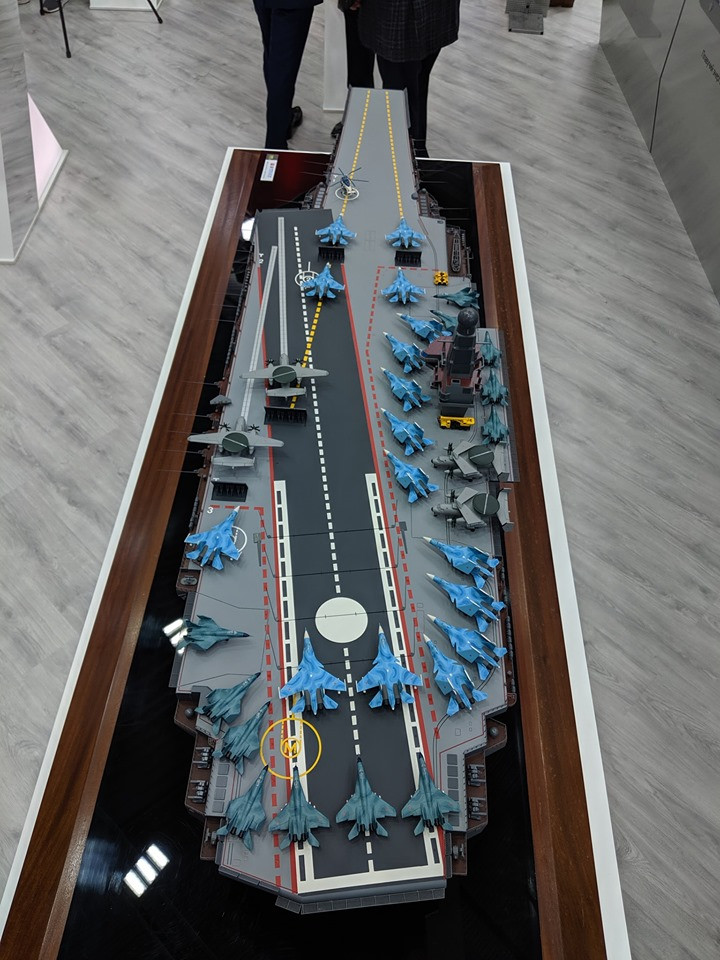 Đáng chú ý, ngoài boong phóng kiểu nhảy cầu, tàu sân bay tương lai của nước Nga sẽ trang bị hai máy phóng thủy lực và 4 cáp hãm đà. Nguồn ảnh: arlert 5