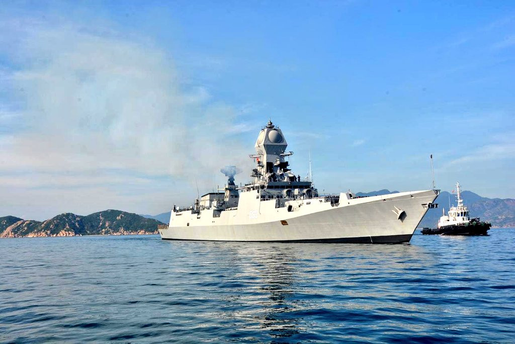 Cận cảnh tàu khu trục INS Kolkata (D63) trên mặt nước vịnh Cam Ranh. Đây là một trong những chiến hạm hiện đại nhất Hải quân Ấn Độ hiện nay. Con tàu do chính Ấn Độ chế tạo từ năm 2003, chính thức biên chế tháng 8/2014 tại quân cảng Mumbai. Nguồn ảnh: India Navy