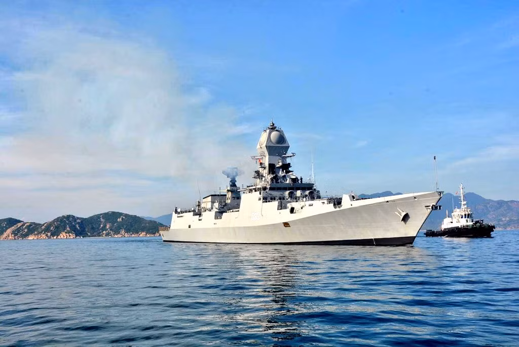 Cận cảnh tàu khu trục INS Kolkata (D63) trên mặt nước vịnh Cam Ranh. Đây là một trong những chiến hạm hiện đại nhất Hải quân Ấn Độ hiện nay. Con tàu do chính Ấn Độ chế tạo từ năm 2003, chính thức biên chế tháng 8/2014 tại quân cảng Mumbai. Nguồn ảnh: India Navy