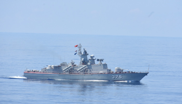 Theo báo Hải quân, khoa mục chủ yếu của cuộc diễn tập ngoài vịnh Cam Ranh là về vận động đội hình, trao đổi thông tin liên lạc và tìm kiếm cứu nạn trên biển. Trong ảnh, tàu chiến Việt Nam đang tham gia diễn tập. Nguồn ảnh: India Navy