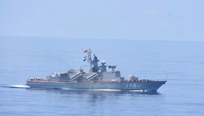 Theo báo Hải quân, khoa mục chủ yếu của cuộc diễn tập ngoài vịnh Cam Ranh là về vận động đội hình, trao đổi thông tin liên lạc và tìm kiếm cứu nạn trên biển. Trong ảnh, tàu chiến Việt Nam đang tham gia diễn tập. Nguồn ảnh: India Navy