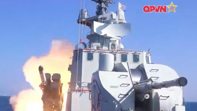 Nổi bật lên là hệ thống vũ khí chống hạm với 4 bệ phóng tổng cộng 16 tên lửa hành trình Uran-E. Mỗi quả có tầm bắn 130km, có thể đánh chìm chiến hạm cỡ 5.000 tấn. Nguồn ảnh: QPVN