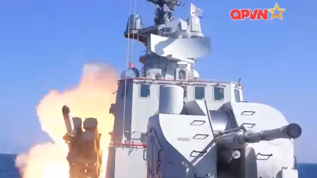 Nổi bật lên là hệ thống vũ khí chống hạm với 4 bệ phóng tổng cộng 16 tên lửa hành trình Uran-E. Mỗi quả có tầm bắn 130km, có thể đánh chìm chiến hạm cỡ 5.000 tấn. Nguồn ảnh: QPVN