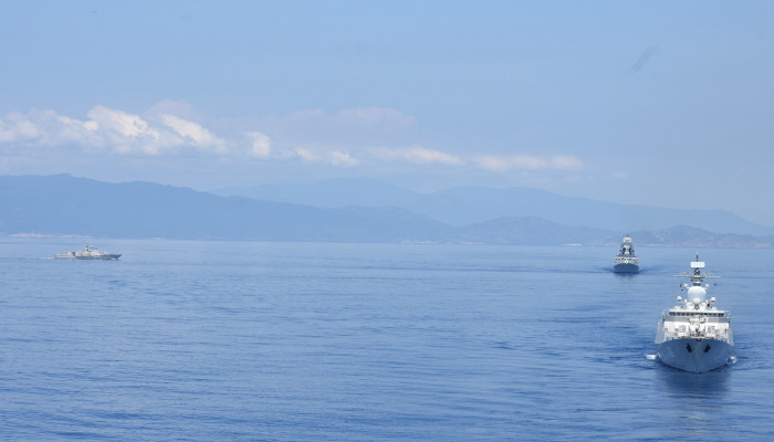 Theo Hải quân Ấn Độ, trong khuôn khổ chuyến thăm của tàu khu trục INS Kolkata (D63) và tàu hậu cần INS Shakti, Hải quân Việt Nam và Ấn Độ đã tiến hành cuộc diễn tập chung ngoài vịnh Cam Ranh (tỉnh Khánh Hòa). Đây được xem là lần thứ 2 hai quốc gia tiến hành diễn tập hải quân chung, lần đầu tiên trong chuyến thăm của đội tàu Ấn Độ từ 21-26/5/2018. Nguồn ảnh: India Navy