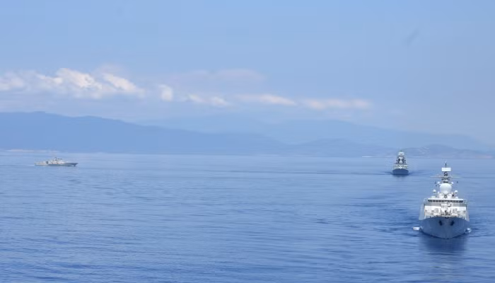 Theo Hải quân Ấn Độ, trong khuôn khổ chuyến thăm của tàu khu trục INS Kolkata (D63) và tàu hậu cần INS Shakti, Hải quân Việt Nam và Ấn Độ đã tiến hành cuộc diễn tập chung ngoài vịnh Cam Ranh (tỉnh Khánh Hòa). Đây được xem là lần thứ 2 hai quốc gia tiến hành diễn tập hải quân chung, lần đầu tiên trong chuyến thăm của đội tàu Ấn Độ từ 21-26/5/2018. Nguồn ảnh: India Navy