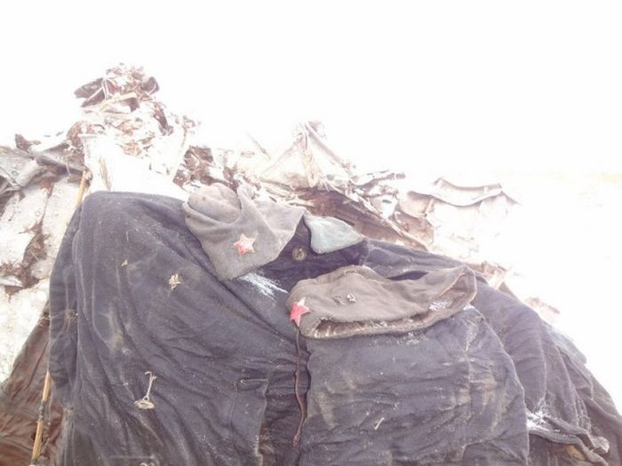 Đoàn khai quật không khỏi rơi nước mắt khi phát hiện những bộ quần áo bay của phi hành đoàn rách tươm. Nguồn ảnh: ER
