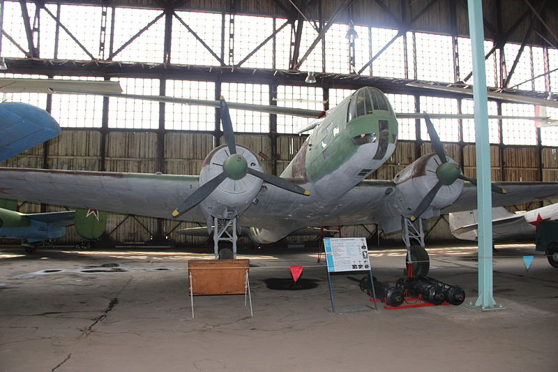 DB-3 là máy bay ném bom tầm xa do phòng thiết kế Iluyshin nghiên cứu, phát triển từ giữa những năm 1930. Khoảng 1.528 chiếc đã được sản xuất cho tới năm 1939. Tháng 8/1941, DB-3 trở thành máy bay đầu tiên của Liên Xô ném bom Berlin. DB-3 có tầm bay cực đại tới 3.800km, mang được tới 2,5 tấn bom (khá nhiều thời bấy giờ). Nguồn ảnh: Wikipedia