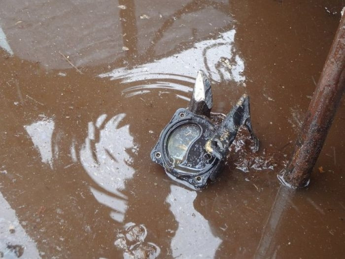 Các di vật tại hiện trường cho thấy rõ chiếc máy bay nát thành từng mảnh khi lao xuống đất. Nguồn ảnh: ER