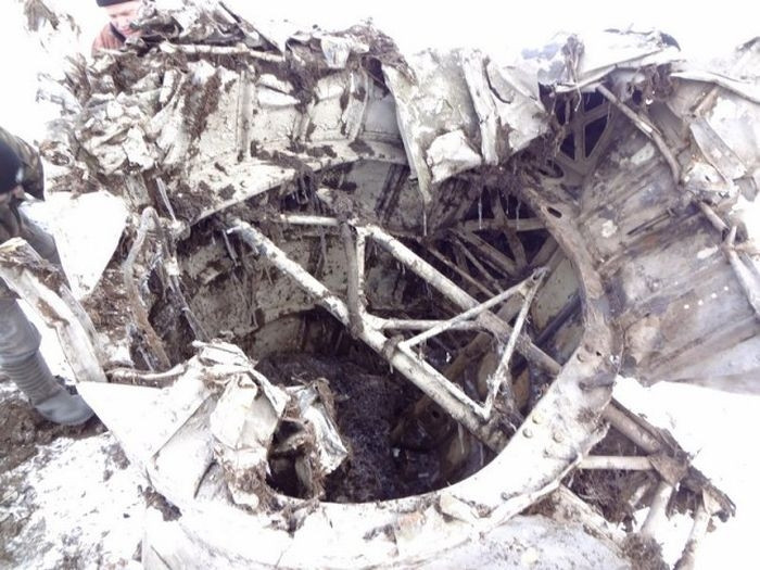 Chiếc DB-3 trong cuộc khai quật này có vẻ như đâm thẳng xuống đầm lấy và phát nổ khiến phần lớn phần thân máy bay tan nát thành từng mảnh nhỏ. Trong ảnh là một phần thân lớn được tìm thấy nhưng không còn rõ hình hài. Nguồn ảnh: ER