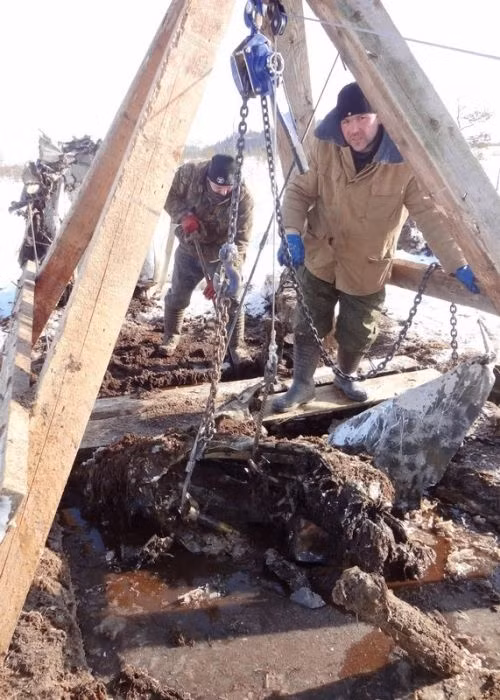 Mãi tới năm ngoái, công việc khai quật mới được tiến hành và thu được thành công một bộ hài cốt của phi công trên máy bay ném bom DB-3. Nguồn ảnh: ER