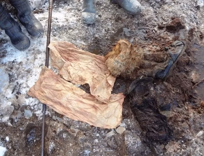 Một chiếc giầy cùng đôi tất của các phi công được tìm thấy dưới lòng đầm lầy đen tối. Nguồn ảnh: ER